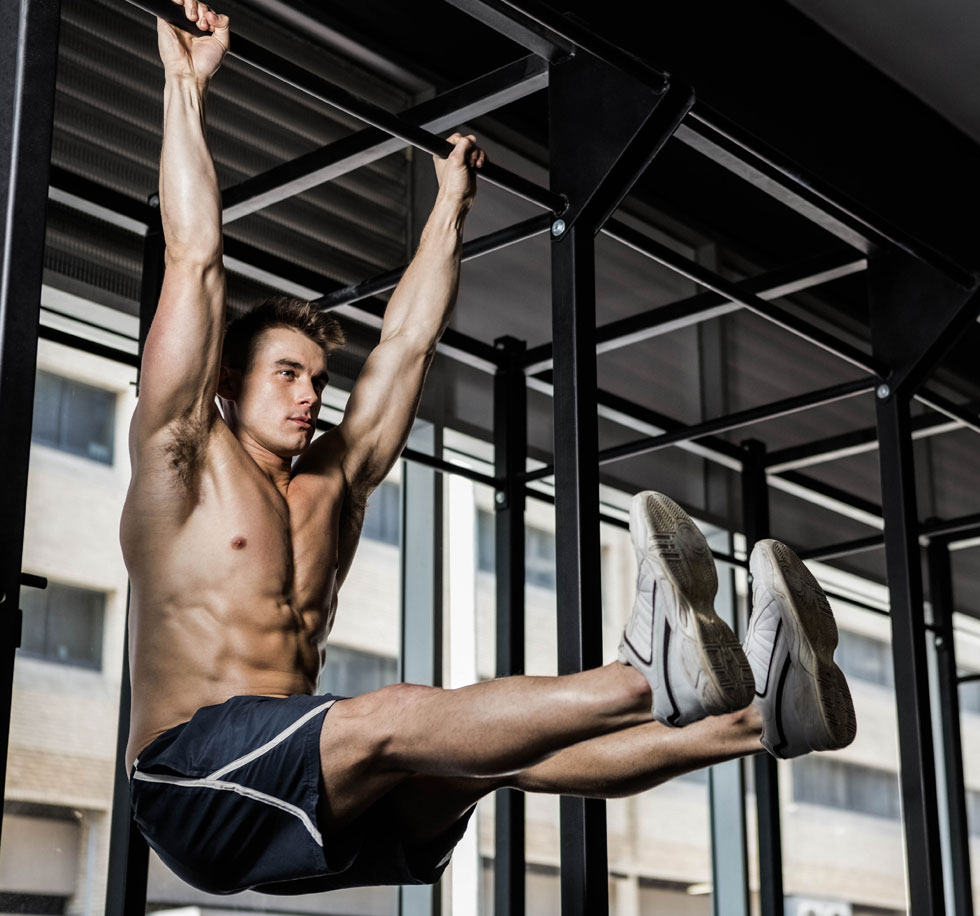 Chico haciendo pull-up de crossfit